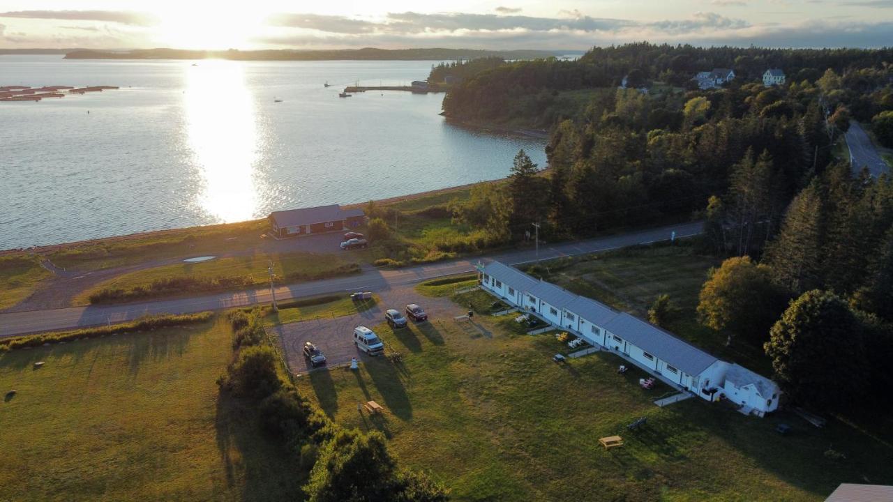 Friars Bay Inn & Cottages Welshpool Екстер'єр фото