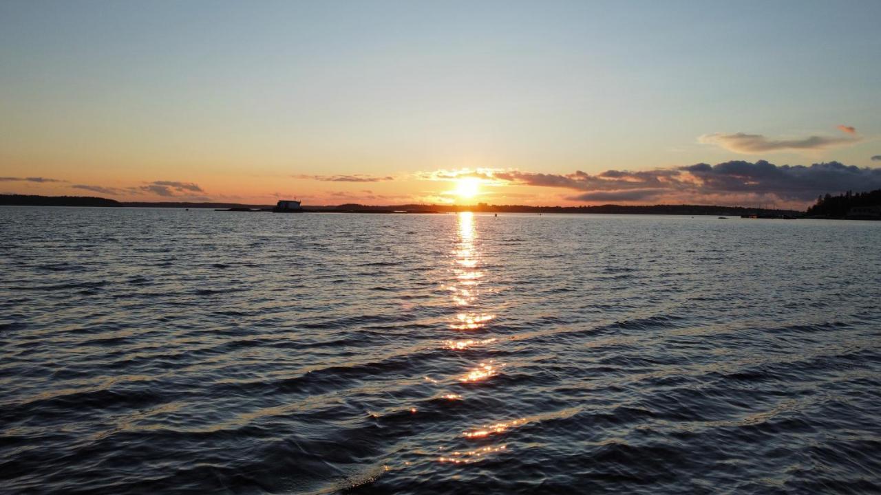 Friars Bay Inn & Cottages Welshpool Екстер'єр фото