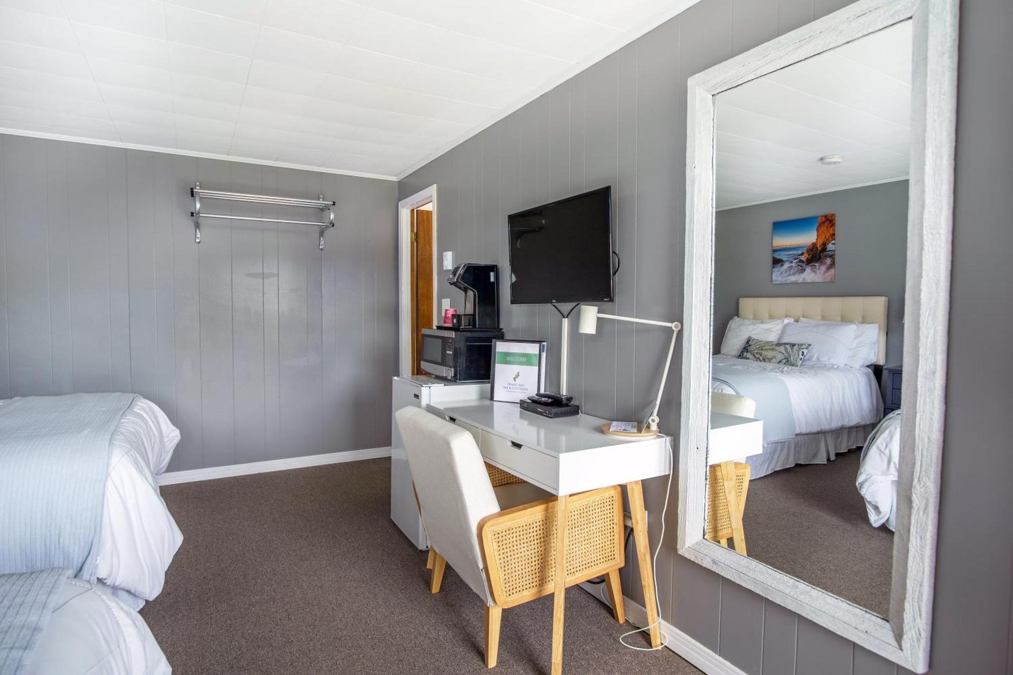 Friars Bay Inn & Cottages Welshpool Номер фото
